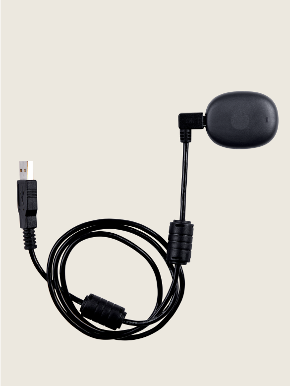 En svart USB-kabel med CGM-enhet