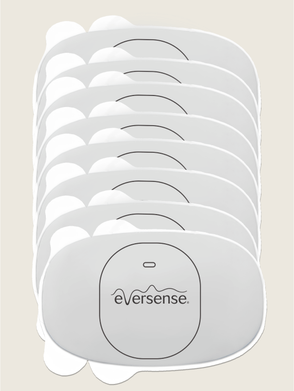 Vita CGM-pl&aring;ster m&auml;rkta &rdquo;Eversense&rdquo; &auml;r staplade och horisontellt justerade mot en neutral bakgrund.