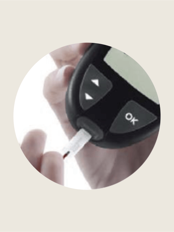 Hand h&aring;ller en glukosm&auml;tare och s&auml;tter in en teststicka, med knappar m&auml;rkta &rdquo;OK&rdquo;, i en ljus milj&ouml;.