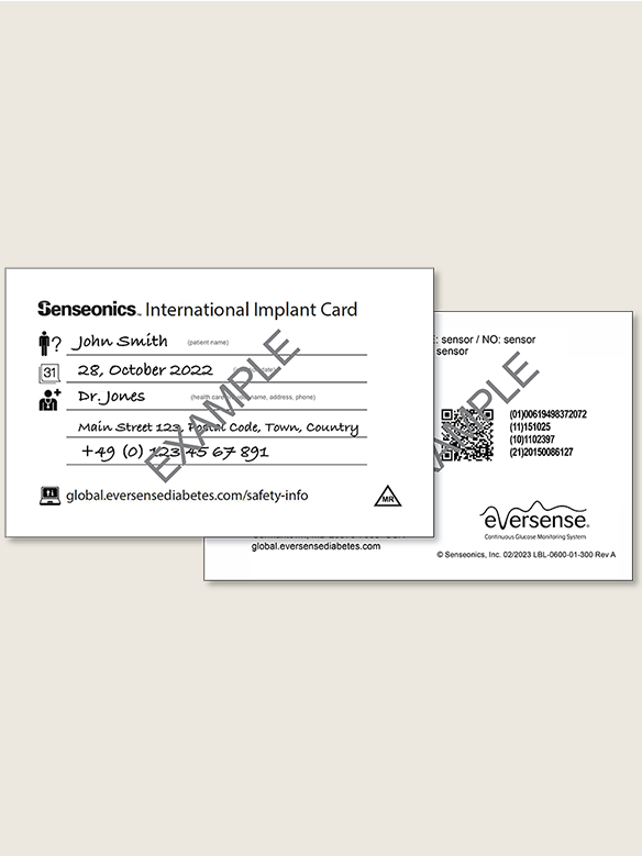 Eversense-anv&auml;ndare f&auml;ster en CGM-s&auml;ndare p&aring; sin &ouml;verarm, i en n&auml;rbild.