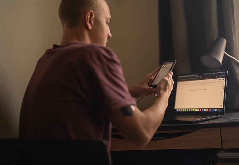 Eversense-användare använder Eversense CGM-system för att hantera varningar och meddelanden i telefonen