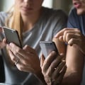 Två Eversense-användare som håller smartphones, en pekar på skärmen som förklarar data från CGM-enheten